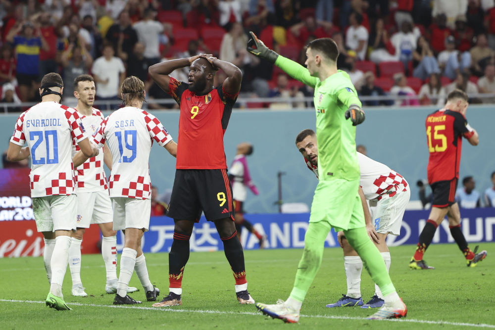  奥格斯堡前锋把握机会能力欠缺，屡次错失单刀良机憾平局